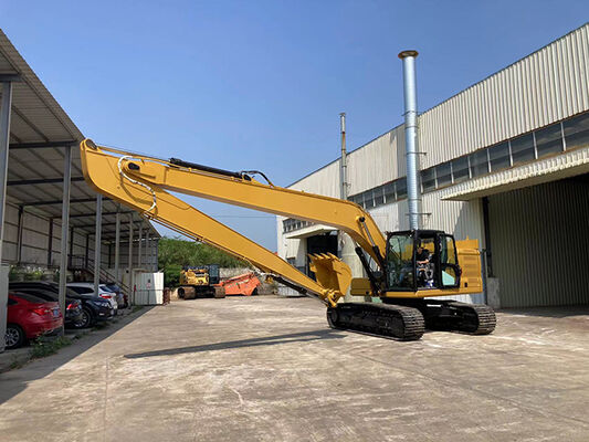 Cần dài máy xúc, tay vươn xa để gắp đá, gỗ
